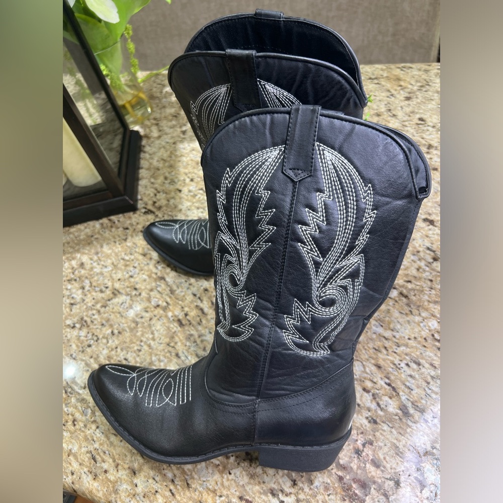 Coconuts byMatisse Gaucho Cowboy Cowgirl Black Embroidered Pointed Toe Boots 9.5